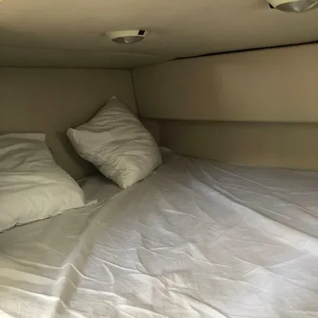 A Bord D'une Vedette De 9m Dans Port Tekne Porquerolles